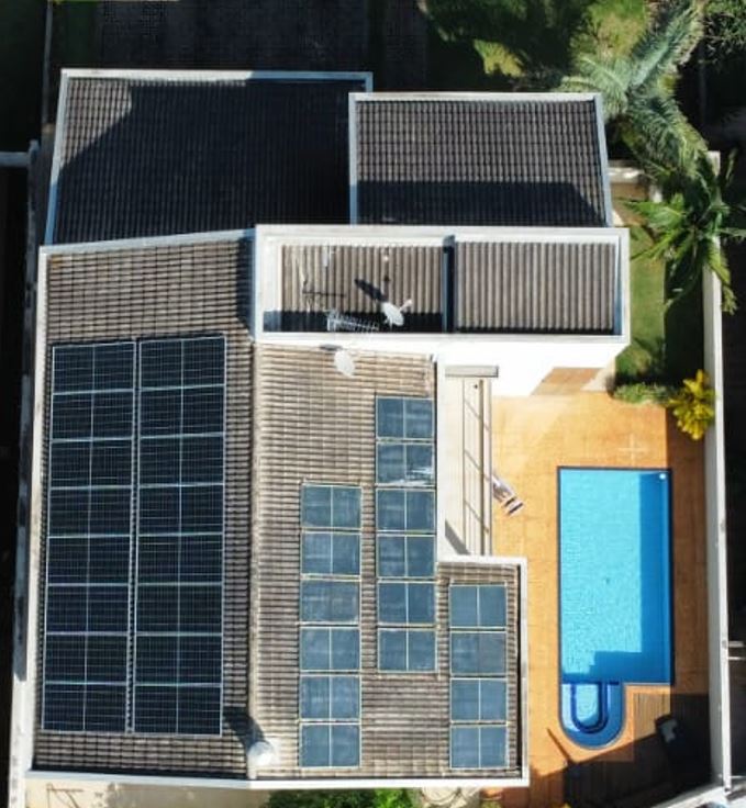 Placas solares de energia e aquecimento de água